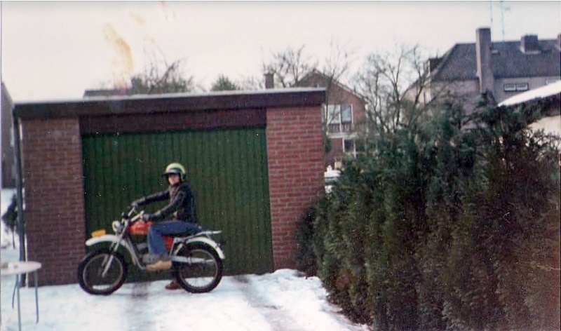 Rene op z'n eerste Brommer met 16 een Fantic.jpg
