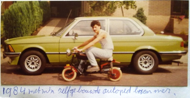 voor men eerste BMW een 320 en men zelfgemaakte autoped brommer.jpg