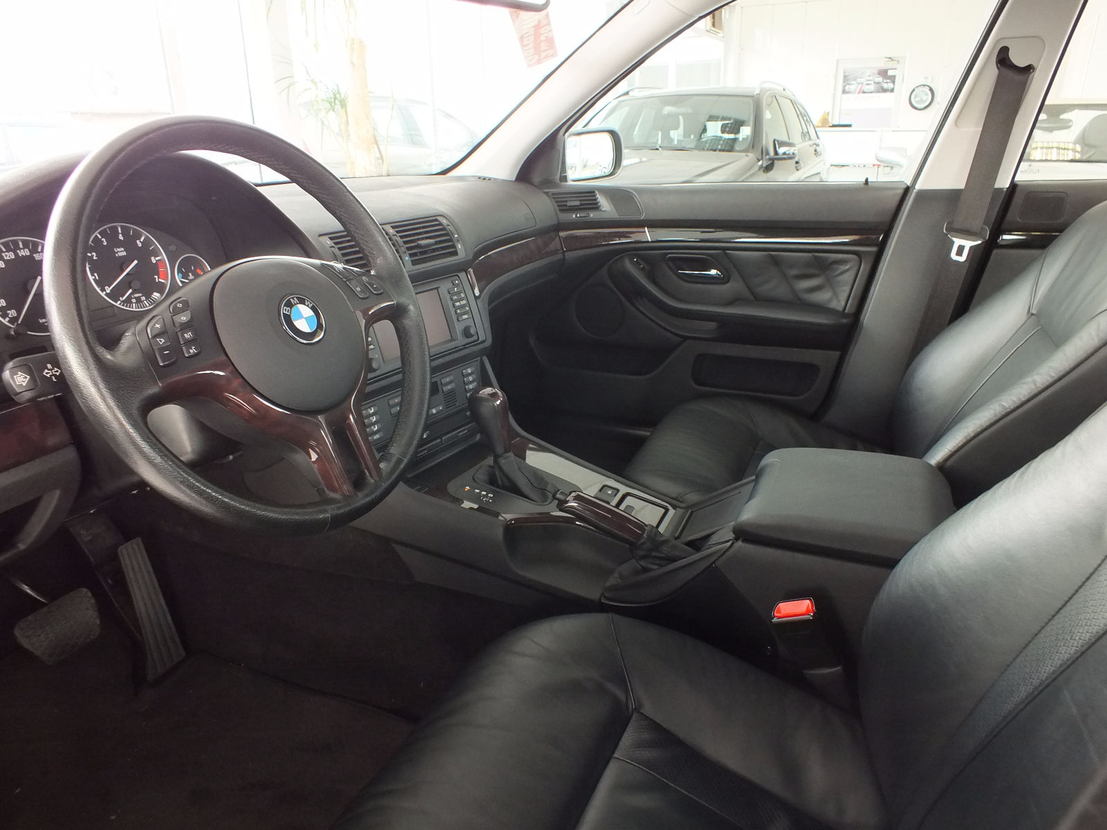 BMW-530i-int2.jpg