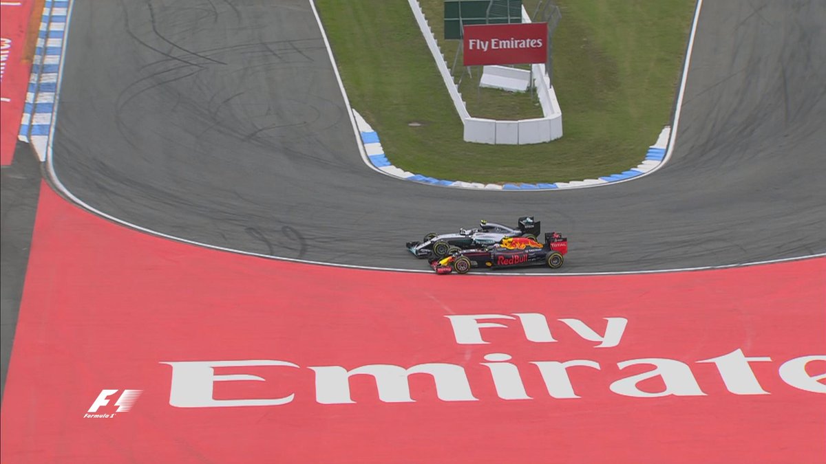 Nico+Rosberg+duwt+Max+Verstappen+van+de+baan.jpg