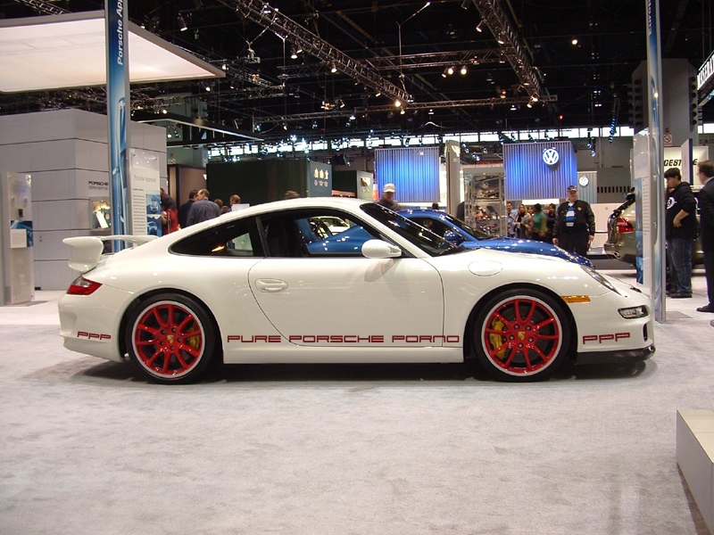 White_Porsche_997_GT3_at_the_2007_CASs.jpg