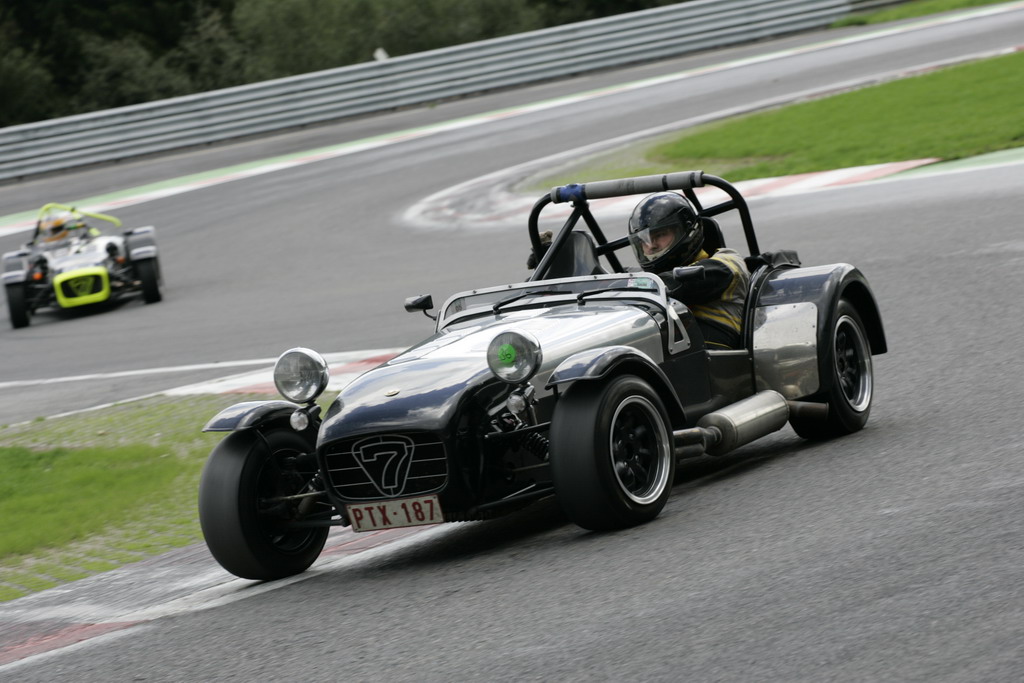 Even ophanging verlagen, slicks erop en motormap omschakelen ...