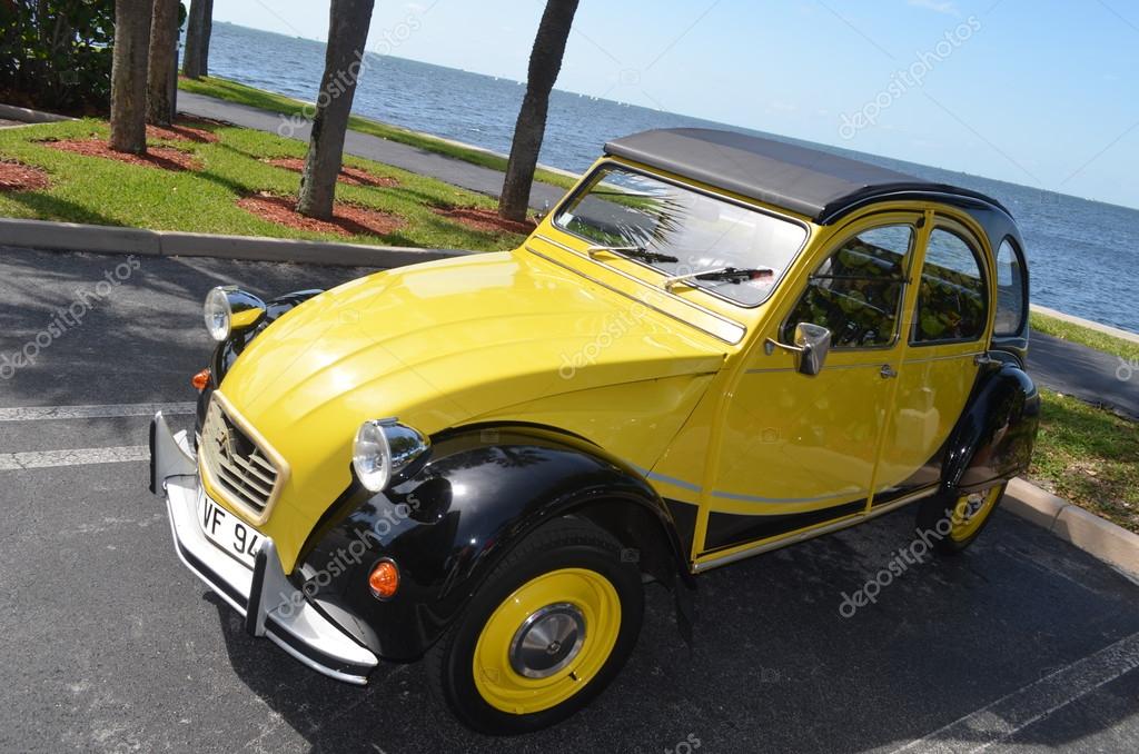 depositphotos_24603757-stockafbeelding-gerestaureerde-citroen-cv2.jpg