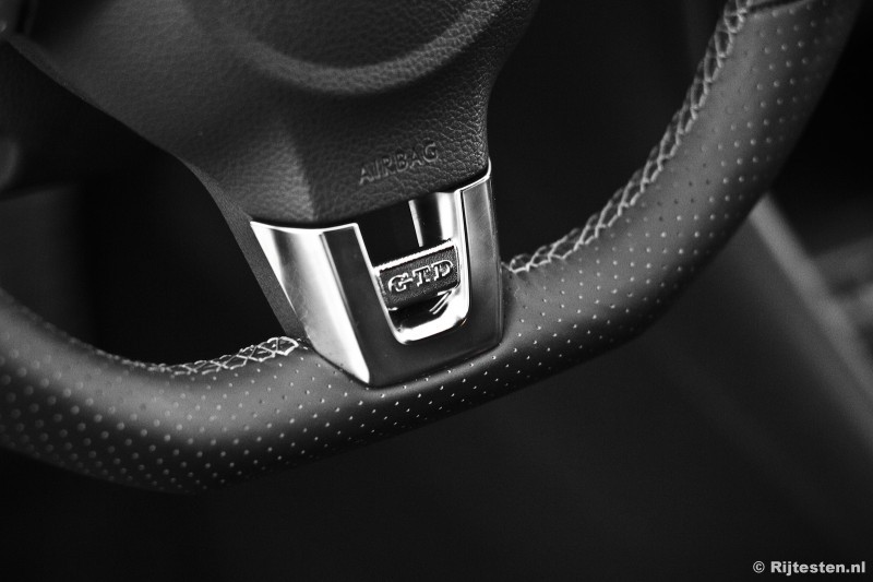 volkswagen_golf_gtd_13.jpg