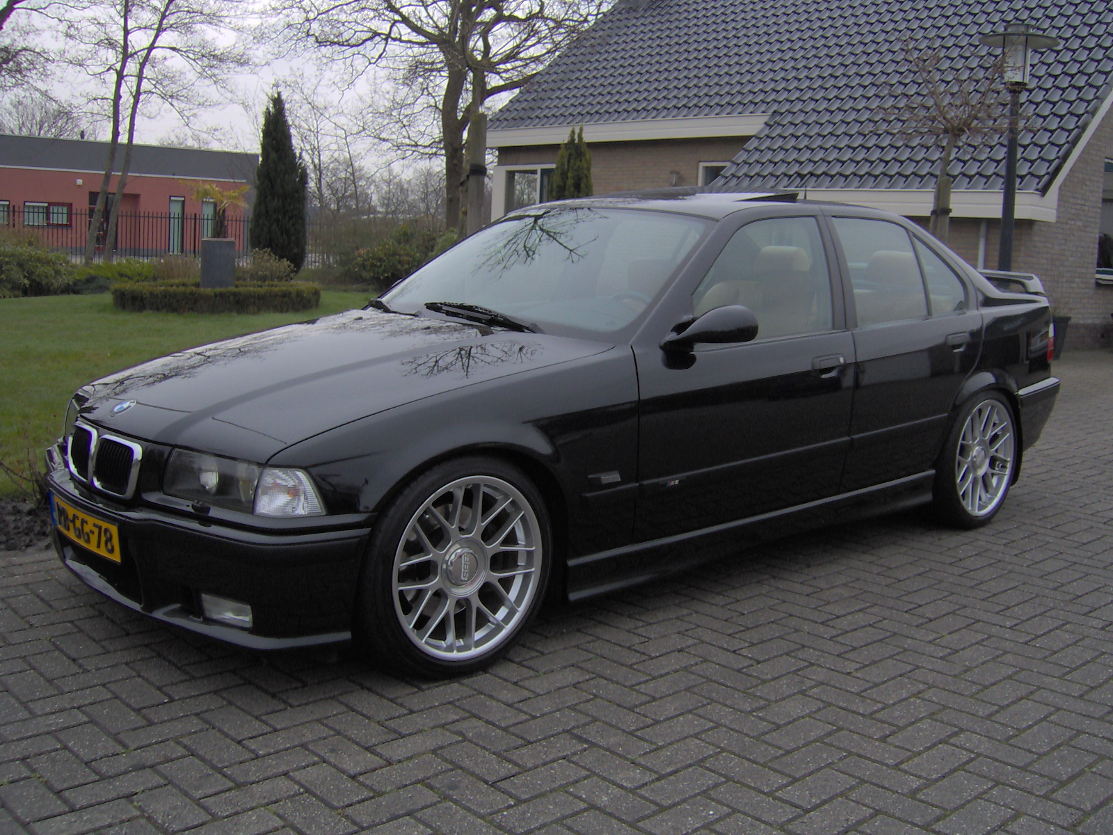 uit de oude doos wel mooi maar rijdt kl....