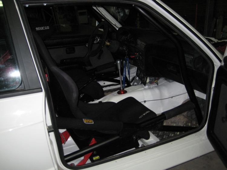 e30m3int1.jpg
