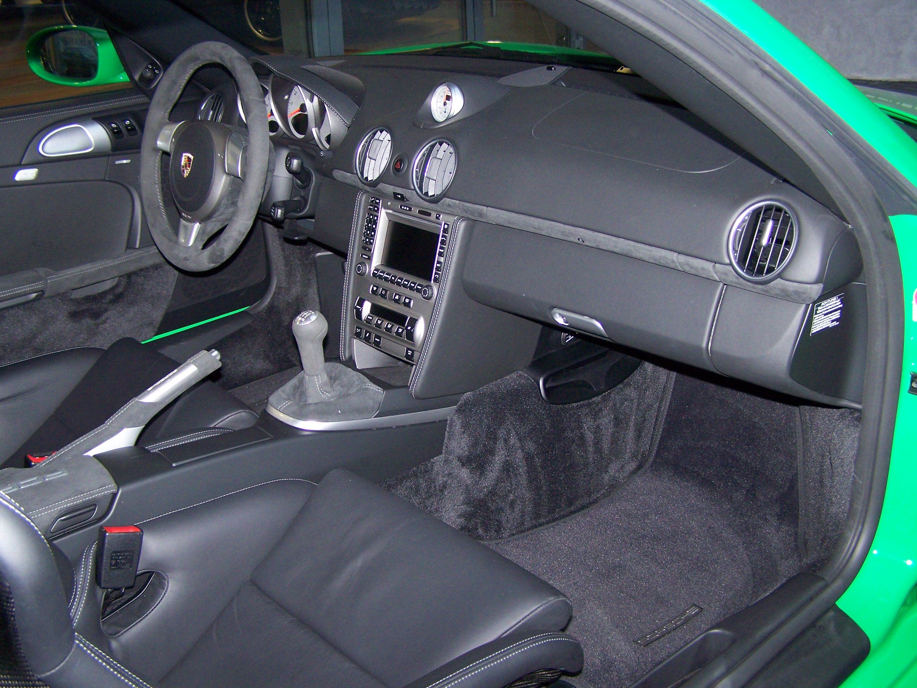 Porsche Cayman S int.jpg