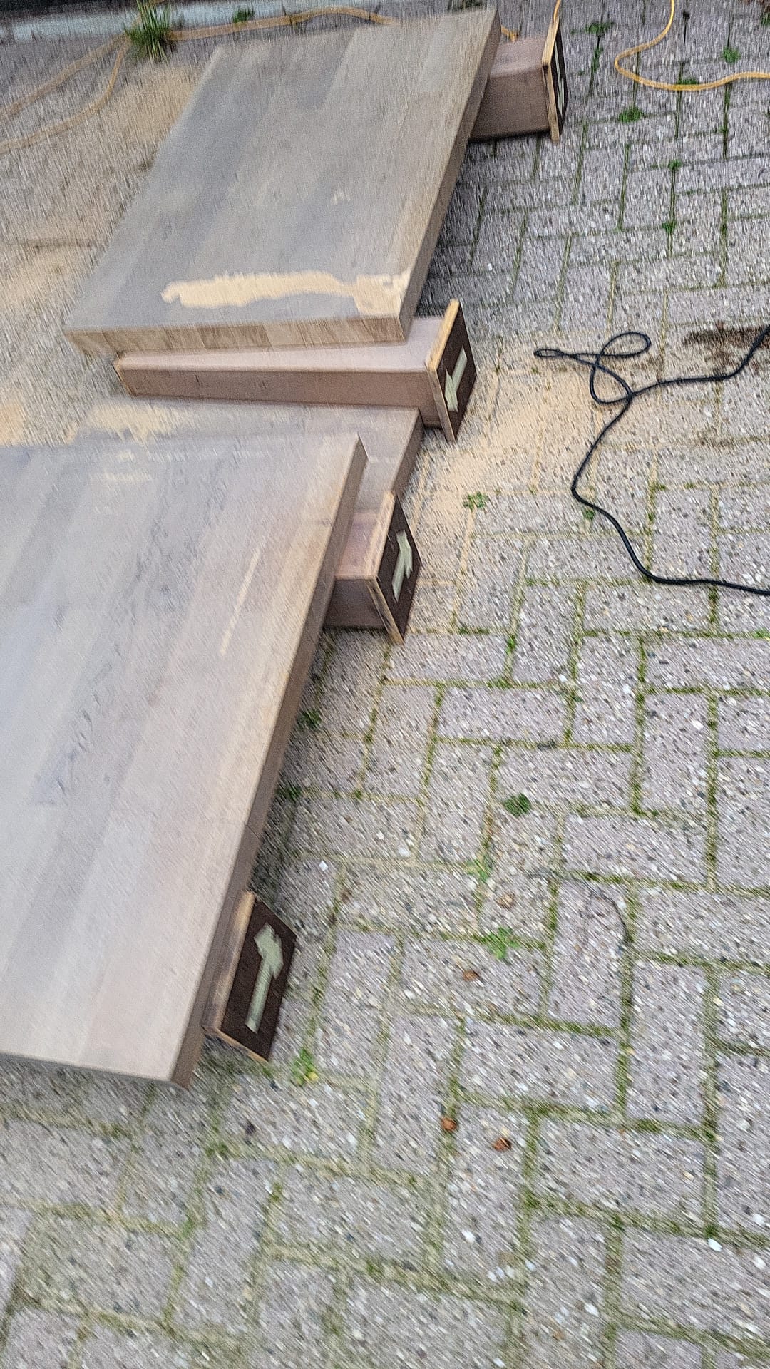 Tafel in stukken.jpg