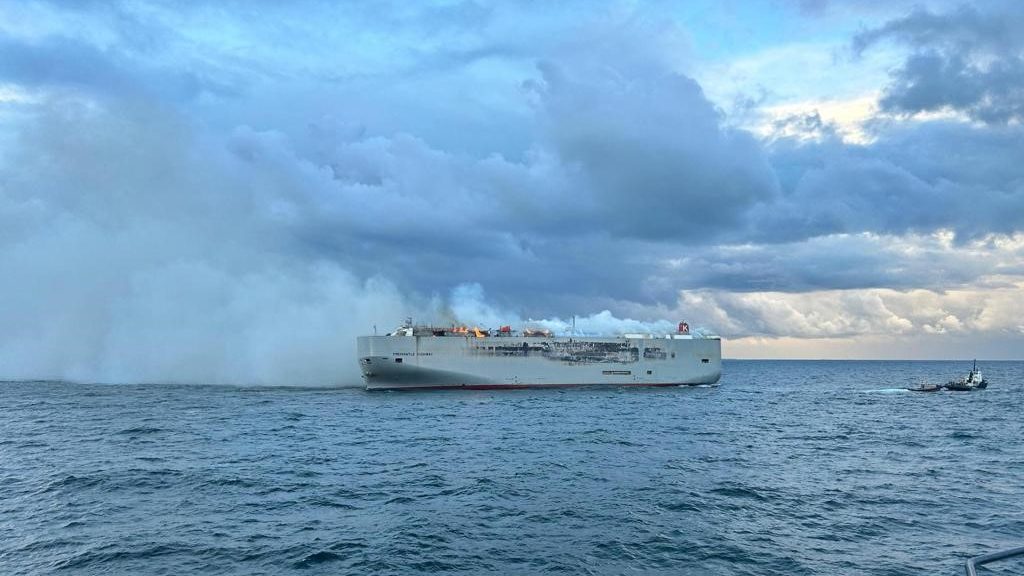 JBA2331-Kustwacht-foto-schip-brand-e1690356926125.jpeg