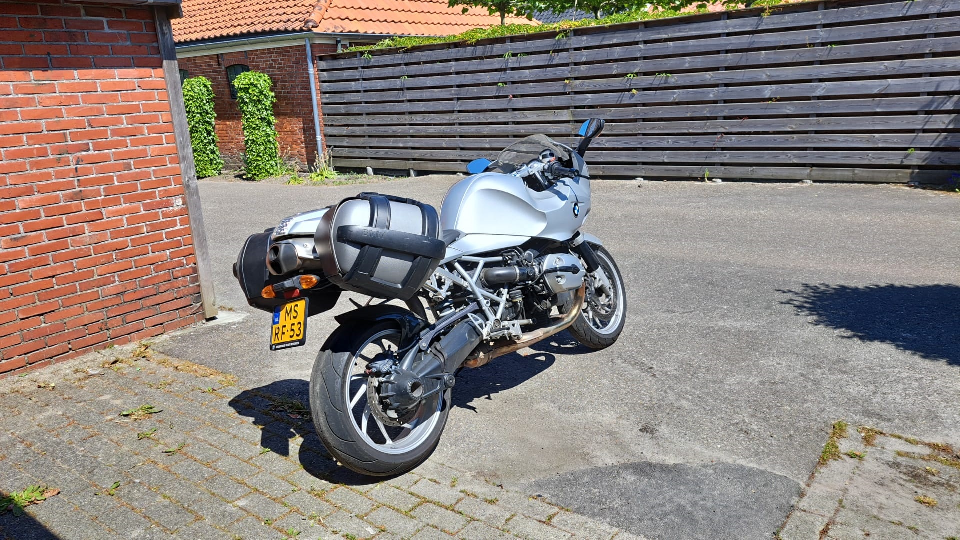 BMW.jpg
