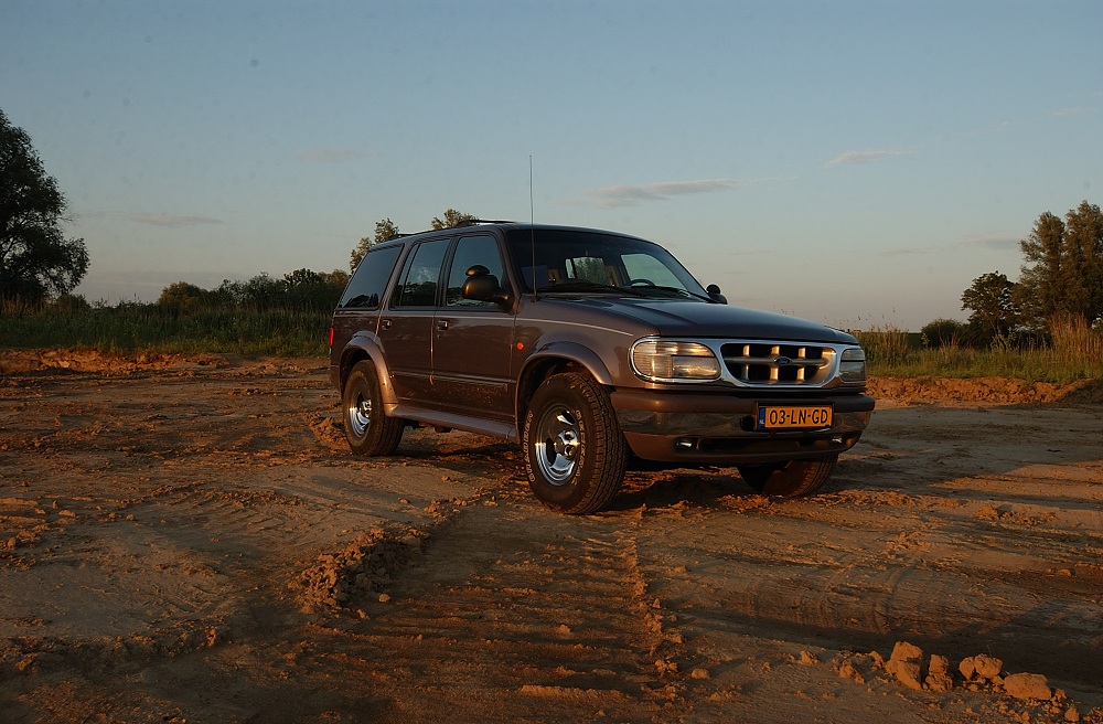Ford Explorer 01.jpg