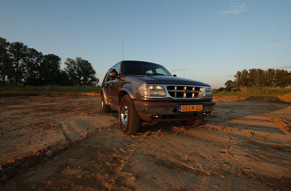 Ford Explorer 02.jpg