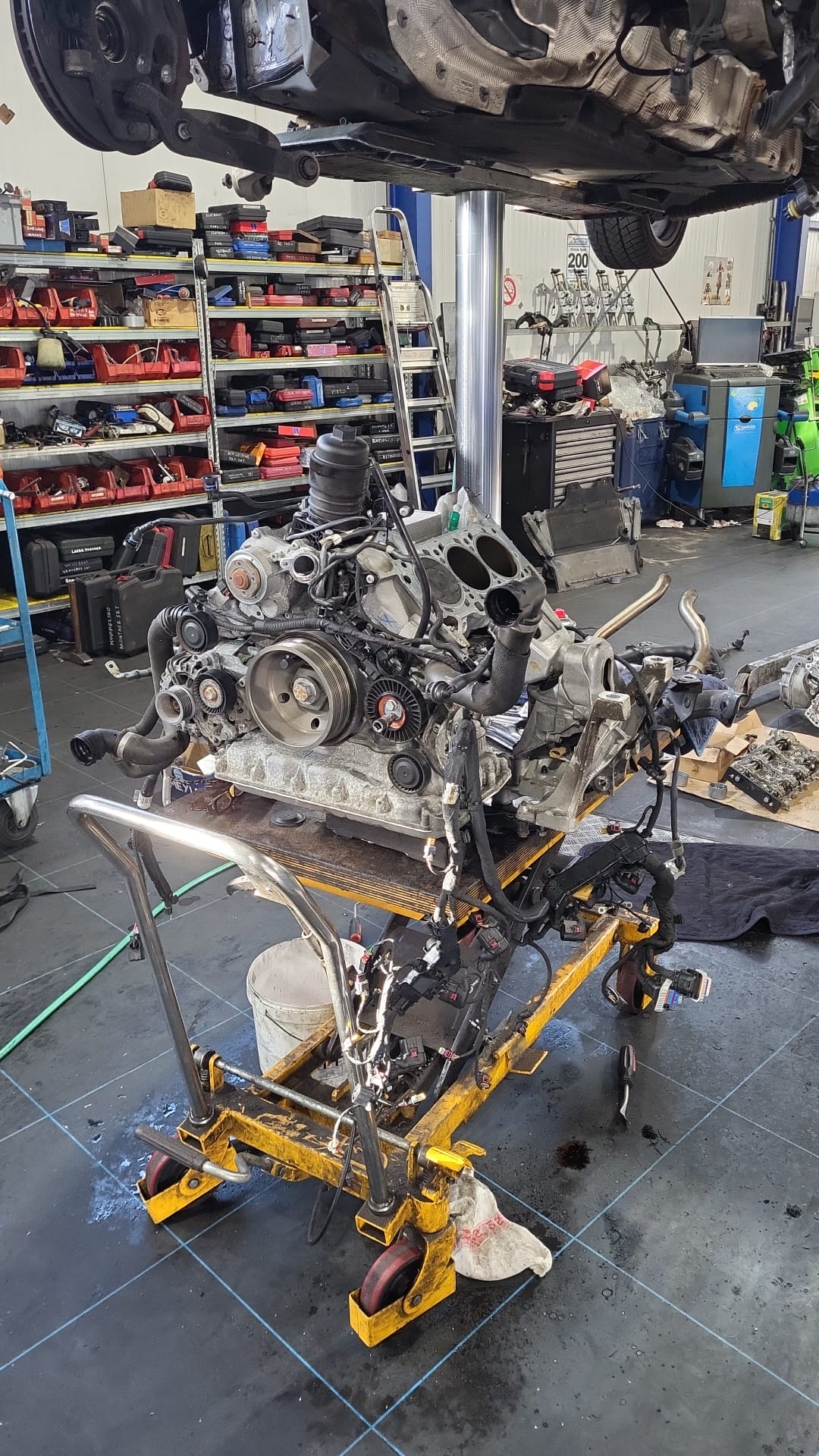 Motor eruit koppen eraf.jpg