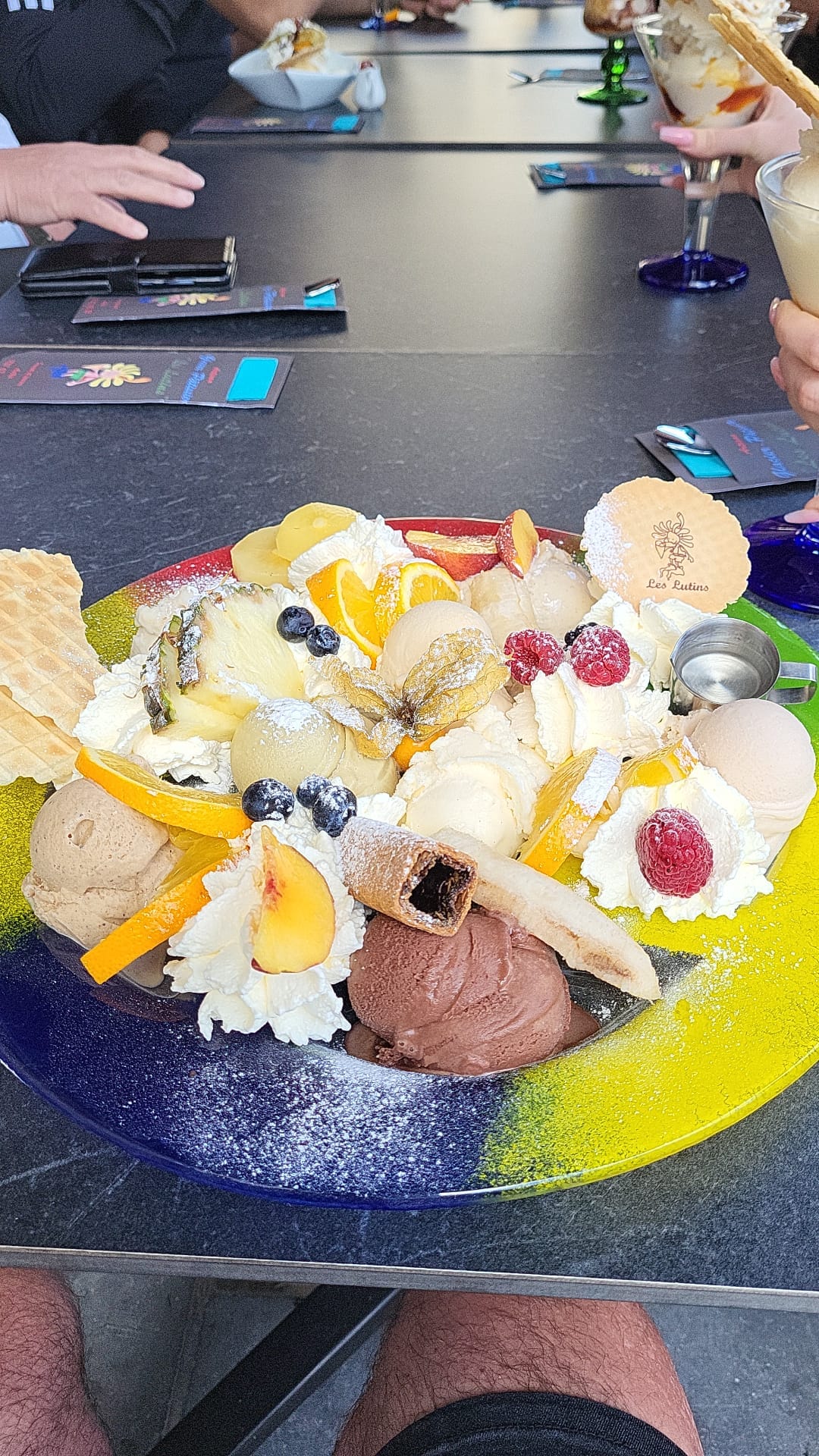 ijsje eten.jpeg