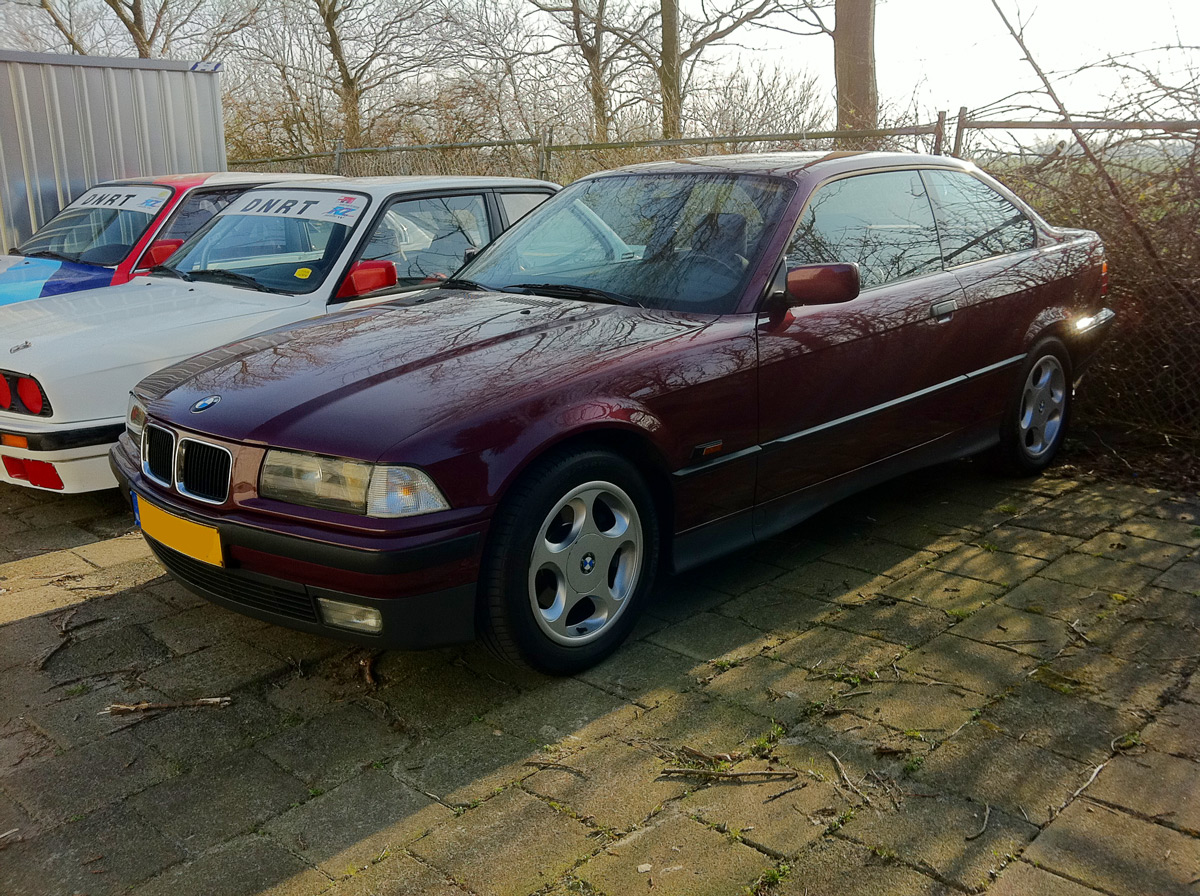 BMW 325i, nog helemaal standaard.