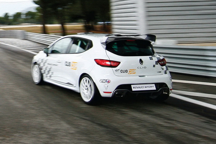 2012-renault-clio-rs-4-3.jpg