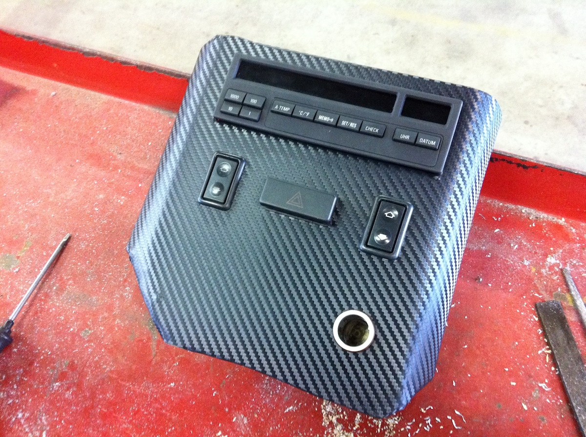 Middenconsole resutaalt met een carbon folie er overheen.