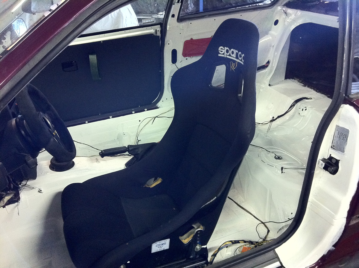 Interieur wit geschilderd, Stoel vast geplaatst... volgt nog meer! :)