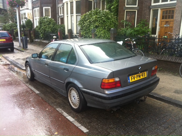 BMW 325i.
