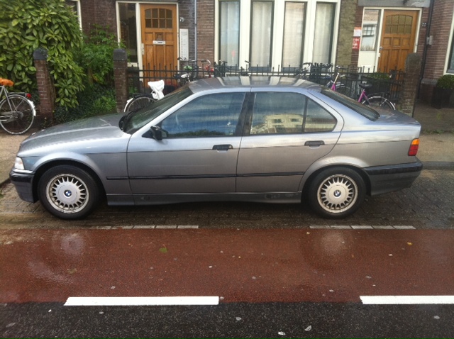 BMW 325i.