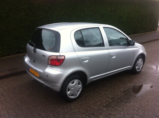 Yaris achter zijaanzicht.JPG