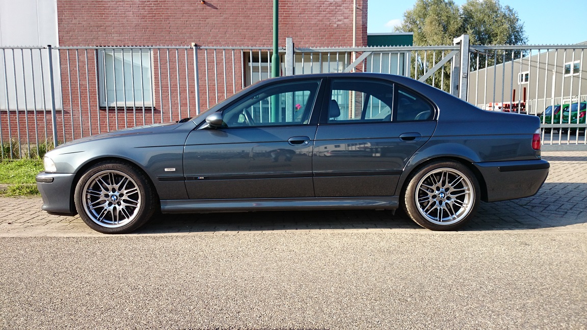 bmwm5_1.jpg